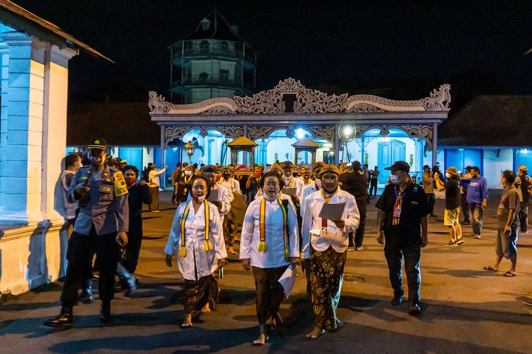 Prosesi kirab tradisi Maringaken Zakat Fitrah Dalem Keraton Surakarta, Minggu (9/5/2021).