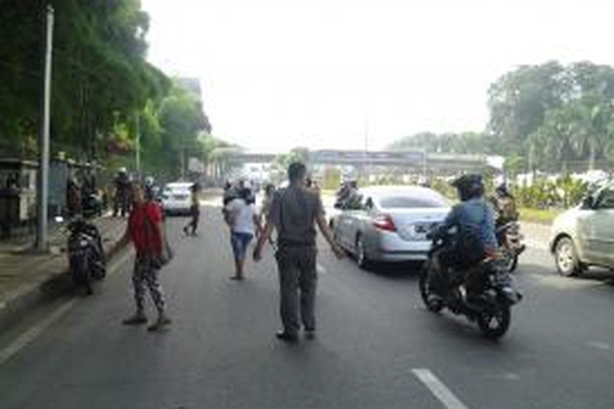 Petugas Satpol PP Kelurahan Bendungan Hilir menertibkan para joki 3 in 1 di Jalan Gatot Subroto, Jakarta, Jumat (28/3/2014).