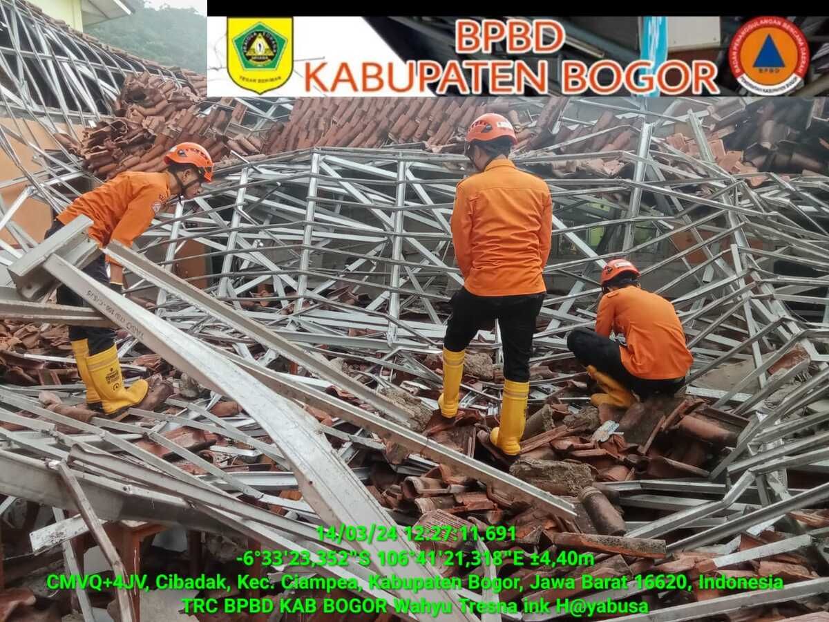 Atap Sekolah di Bogor Ambruk Diterpa Hujan Deras, 7 Siswa Jadi Korban