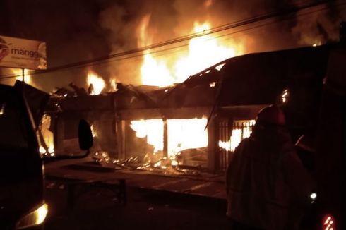 Kebakaran di Pasar Bululawang Malang, Puluhan Kios Pedagang Ludes Dilalap Api