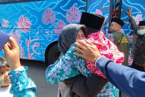 Tangis Siti Lepas Suami Pergi Haji Gantikan Ibunya Meninggal karena Covid-19