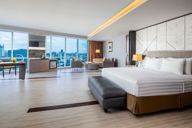 Kamar Junior Suite di Aston Makassar Hotel & Convention Center.