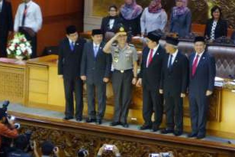 Komjen Pol tito Karnavian bersama lima pimpinan DPR setelah pengangkatannya sebagai Kepala Kepolisian Republik Indonesia disetujui dalam sidang paripurna DPR, Senin (27/6/2016)