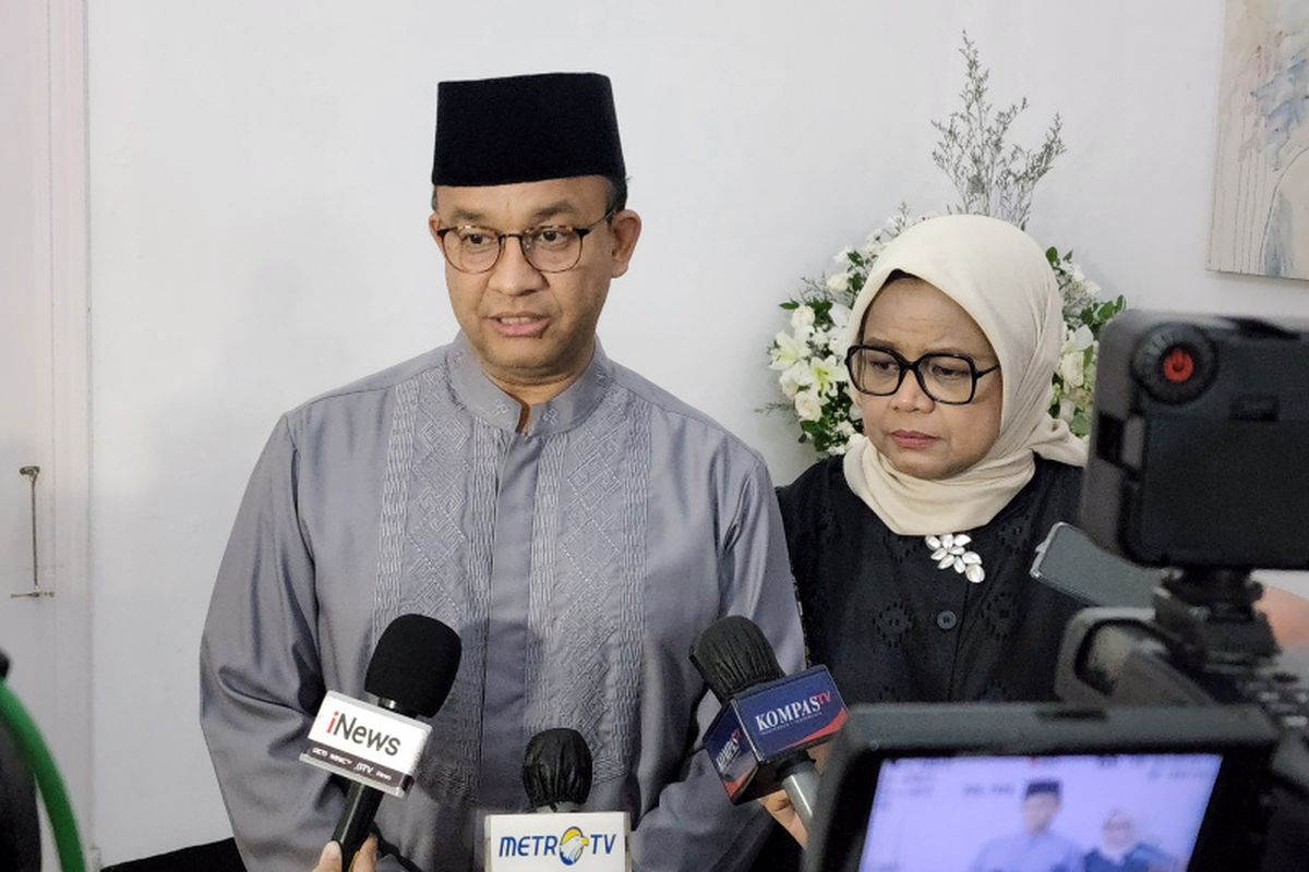 Gubernur DKI Jakarta Anies Baswedan bertakziah ke rumah dinas Gubernur Jawa Barat Ridwan Kamil di Gedung Pakuan, Kota Bandung, Senin (6/6/2022).