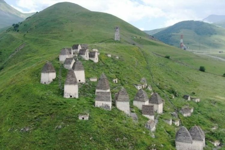 Bangunan kuburan yang terletak di salah satu bukit di Kaukasus.