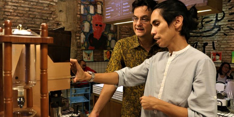 Angga Sasongko selain menjadi sutradara film bertema kopi, Ia juga lihai dalam membuat kopi di kedai miliknya, kawasan Blok M Jakarta. 