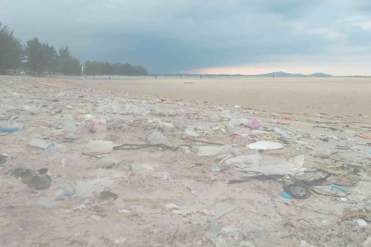 Sampah plastik yang berserakan di Pantai Pasir Padi Pangkalpinang, Sabtu (10/5/2025).