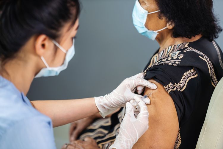 Ilustrasi vaksinasi pada lansia. Berikut update Covid-19 di Jatim, DIY, Bali, NTB, NTT, Kalbar, dan Kalsel 5 November 2022.
