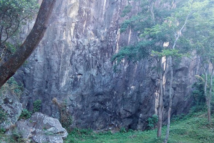 Tebing Batu Lawang, Desa Capung, Kecamatan Gempol, Kabupaten Cirebon, Jawa Barat.