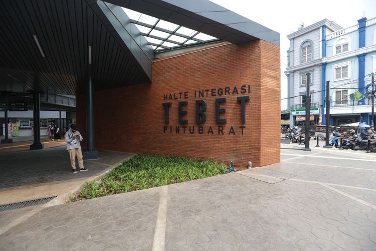 Wajah baru kawasan Stasiun Tebet, Jakarta setelah ditata ulang, Kamis (14/10/2021). Penataan kawasan Stasiun Tebet terintegrasi dengan mode transportasi di Jabodetabek untuk mempermudah masyarakat dalam mengakses transportasi umum.