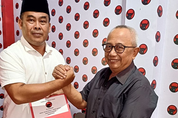 Mantan Wabup Bondowoso A Haris Son Haji dan Ketua DPC PDIP Kabupaten Blitar Rijanto bersalam komando, Kamis (25/4/2024)