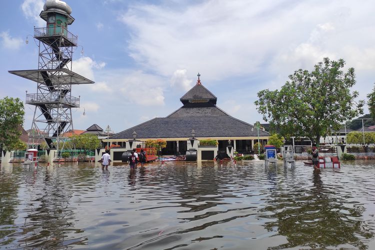 BANJIR DEMAK: Masjid Agung Demak masih tergenang banjir, Selasa (19/3/2024).