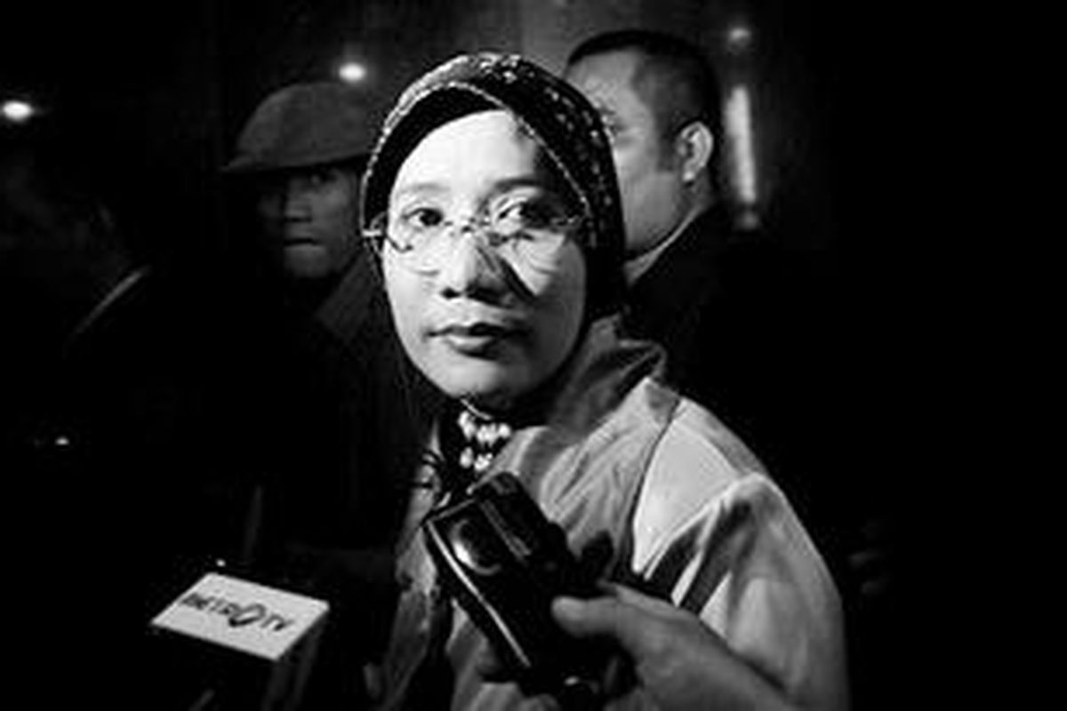 Mantan anggota Komisi Pemilihan Umum, Andi Nurpati, melayani pertanyaan wartawan saat menunggu rapat dengar pendapat dengan Panitia Kerja Mafia Pemilu Komisi II di Gedung MPR/DPR/DPD, Senayan, Jakarta, Kamis (30/6/2011). 