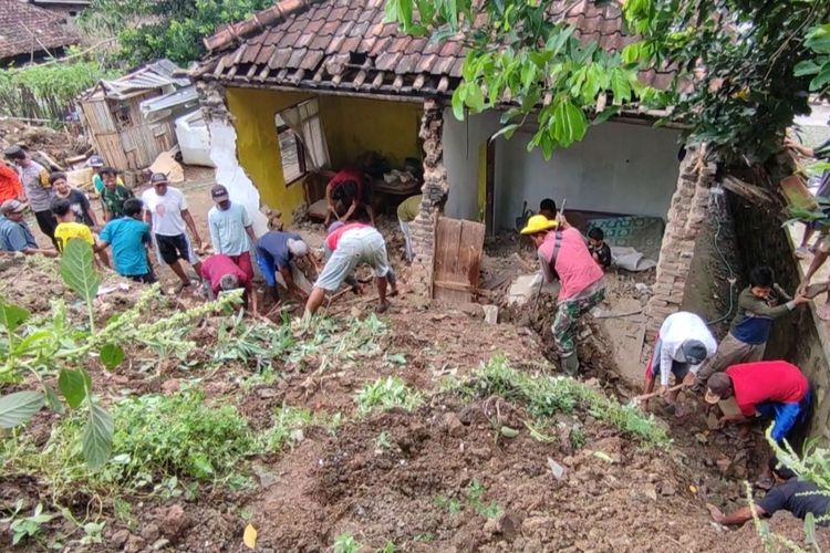 Warga Desa Kedongdong Kecamatan Dukupuntang Kabupaten Cirebon Jawa Barat, bersama sama membersihkan sisa material longsor di rumah Suherman, Sabtu (16/7/2022)