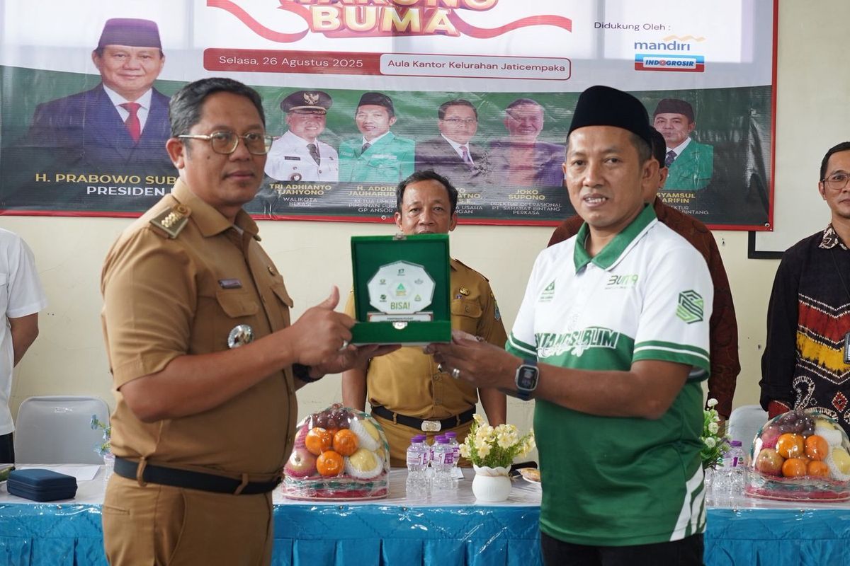 Ketua Umum GP Ansor Addin Jauharudin (kanan) saat meresmikan Warung Buma di Bekasi, Jawa Barat, Selasa (26/8/2025).
