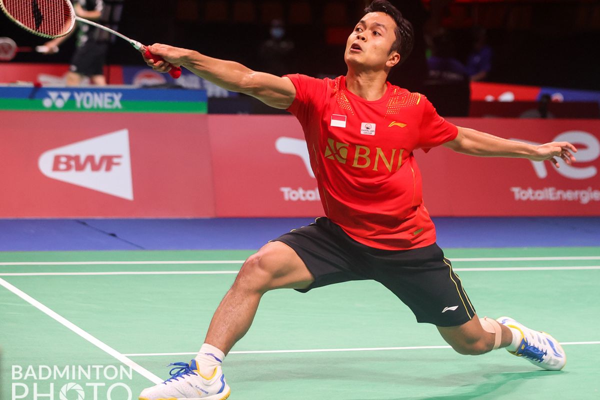 Tunggal putra Indonesia Anthony Sinisuka Ginting saat beraksi pada ajang Piala Thomas 2020 yang berlangsung di Denmark pada Oktober 2021. Anthony Ginting juga turut bertanding saat Indonesia menghadapi Taiwan. 
