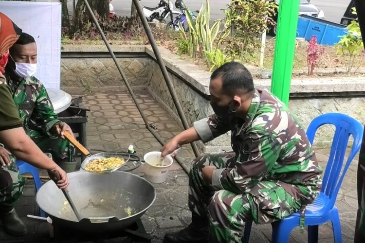 Dapur umum di tempat karantina kompleks GOR Satria Purwokerto, Kabupaten Banyumas, Jawa Tengah.