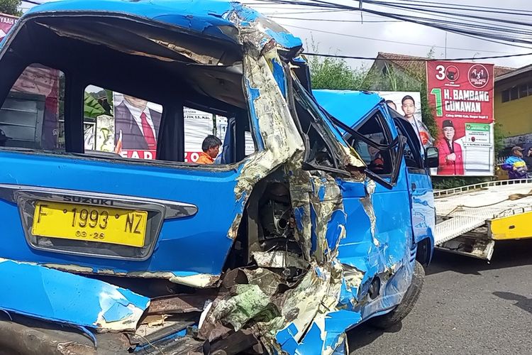 Kondisi kecelakaan beruntun di Jalur Puncak Bogor, Jawa Barat, Selasa (23/1/2024).