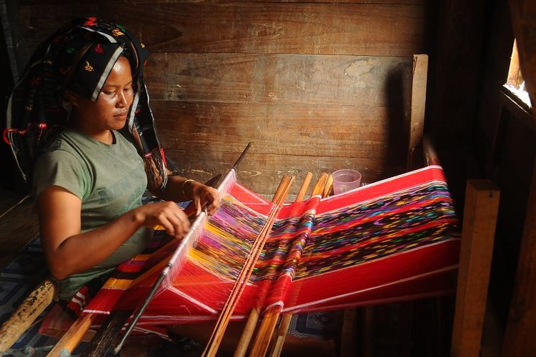 Pembuatan kain ulos khas Batak di Sumatera Utara DOK. Shutterstock/Zulfikri Sasma