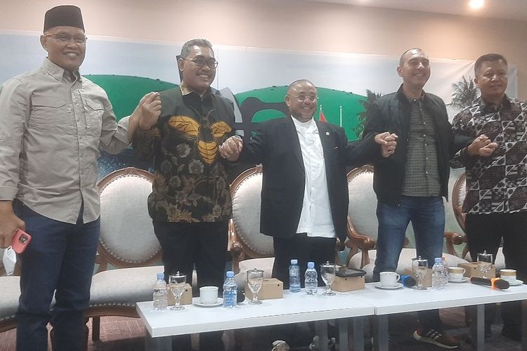 Sekretaris Jenderal PKS Aboe Bakar Al Habsyi (tengah) berfoto bersama Wakil Ketua Umum PKB Jazilul Fawaid (kedua dari kiri) usai menggelar konferensi pers di Kompleks Parlemen, Jakarra, Kamis (9/6/2022).