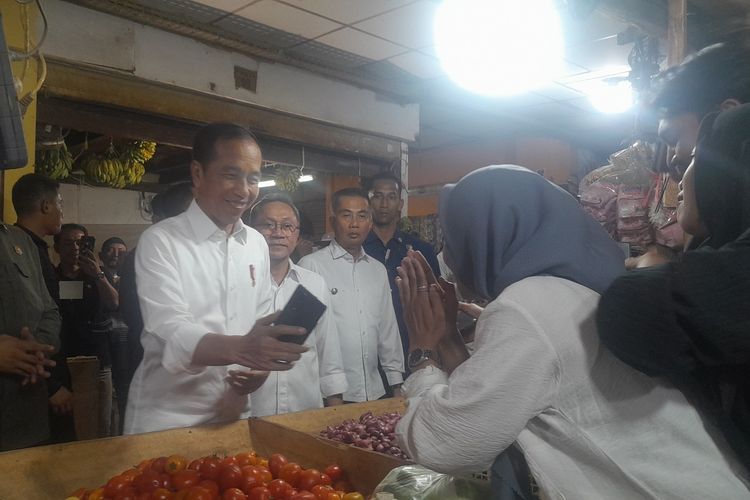 Presiden Joko Widodo saat mengunjungi Pasar Johar, Karawang, Jawa Barat, Kamis (14/9/2023).