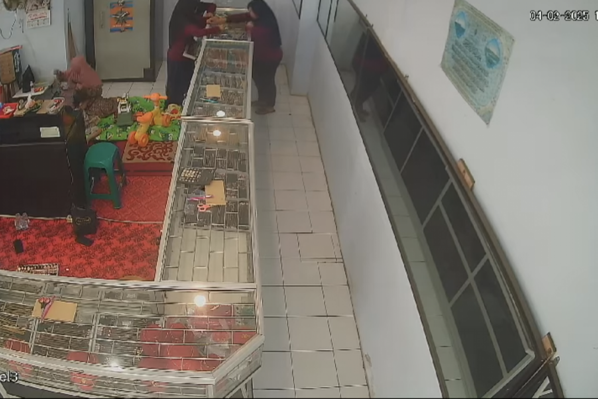 Tangkapan layar cctv toko emas: seorang ibu diduga mencuri kalung