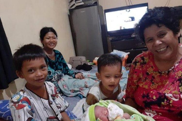 Bayi yang dilahirkan Eka Silviani (31), warga Ciledug Indah 1 Jalan Telaga 3, Kecamatan Karang Tengah, Kota Tangerang. Ia melahirkan dalam kondisi rumahnya terkepung banjir pada Selasa (25/2/2020).
