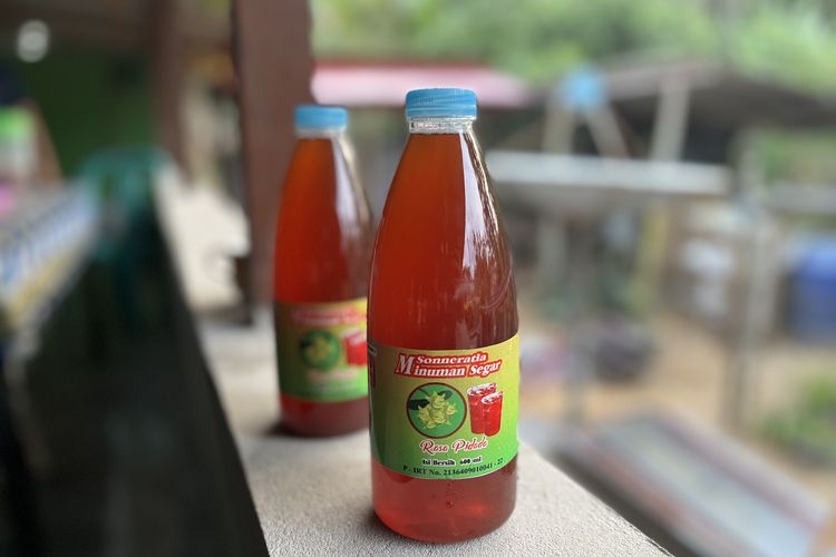 Sirup olahan dari buah pidada, buah mangrove di Mentawir, Selasa (3/10/2023).