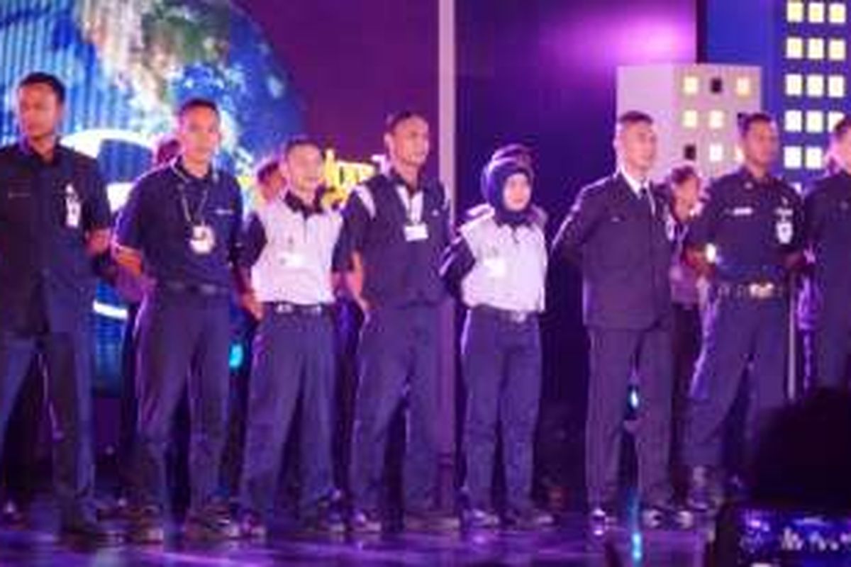 Frontliner di perusahaan ISS Indonesia menerima penghargaan Best Employee di Graha ISS, Bintaro, Rabu (11/5/2016). 