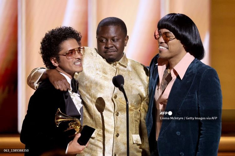 Silk Sonic, yang terdiri dari Bruno Mars (kiri) dan Anderson .Paak (kanan) menerima Grammy Awards untuk Song of the Year bersama Dernst Emile II pada Grammy Awards ke-64 di MGM Grand Garden Arena, Las Vegas, Minggu (3/4/2022). 