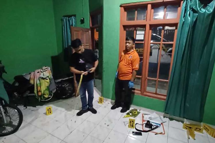Tim Inafis Polresta Tasikmalaya, Jawa Barat, sedang memeriksa lokasi pembunuhan kakak oleh adik kandungnya di Cisayong, Kabupaten Tasikmalaya, Jumat (3/2/2023).