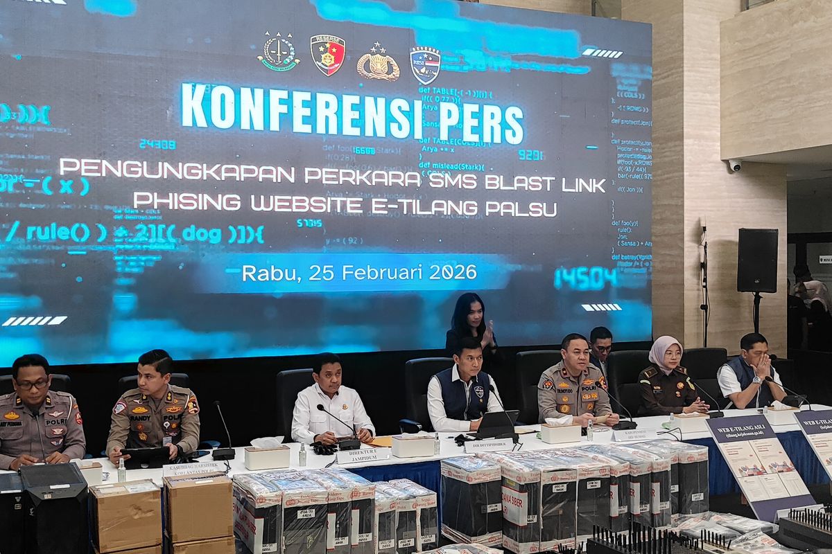 Konferensi pers Bareskrim Polri membongkar sindikat penipuan daring bermodus phishing melalui SMS blast yang mengatasnamakan e-tilang, Rabu (25/2/2026) di Bareskrim Polri, Jakarta.