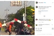 Video Viral Pengendara Motor Melamun Tabrak Pintu Perlintasan KA di Klaten hingga Patah