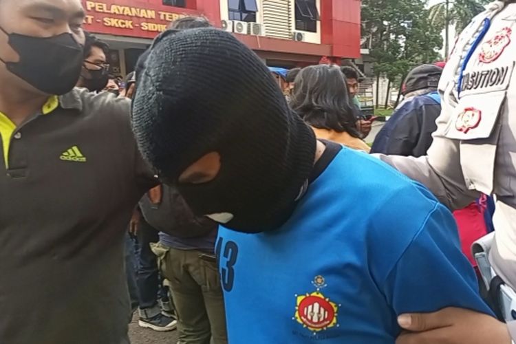 AD (30), pelaku penusukan remaja perempuan berinisial T (20) di Desa Cimandala, Kecamatan Sukaraja, Kabupaten Bogor, Jawa Barat, ditangkap. Polisi mengungkap motif pemuda yang tega menusuk korban.