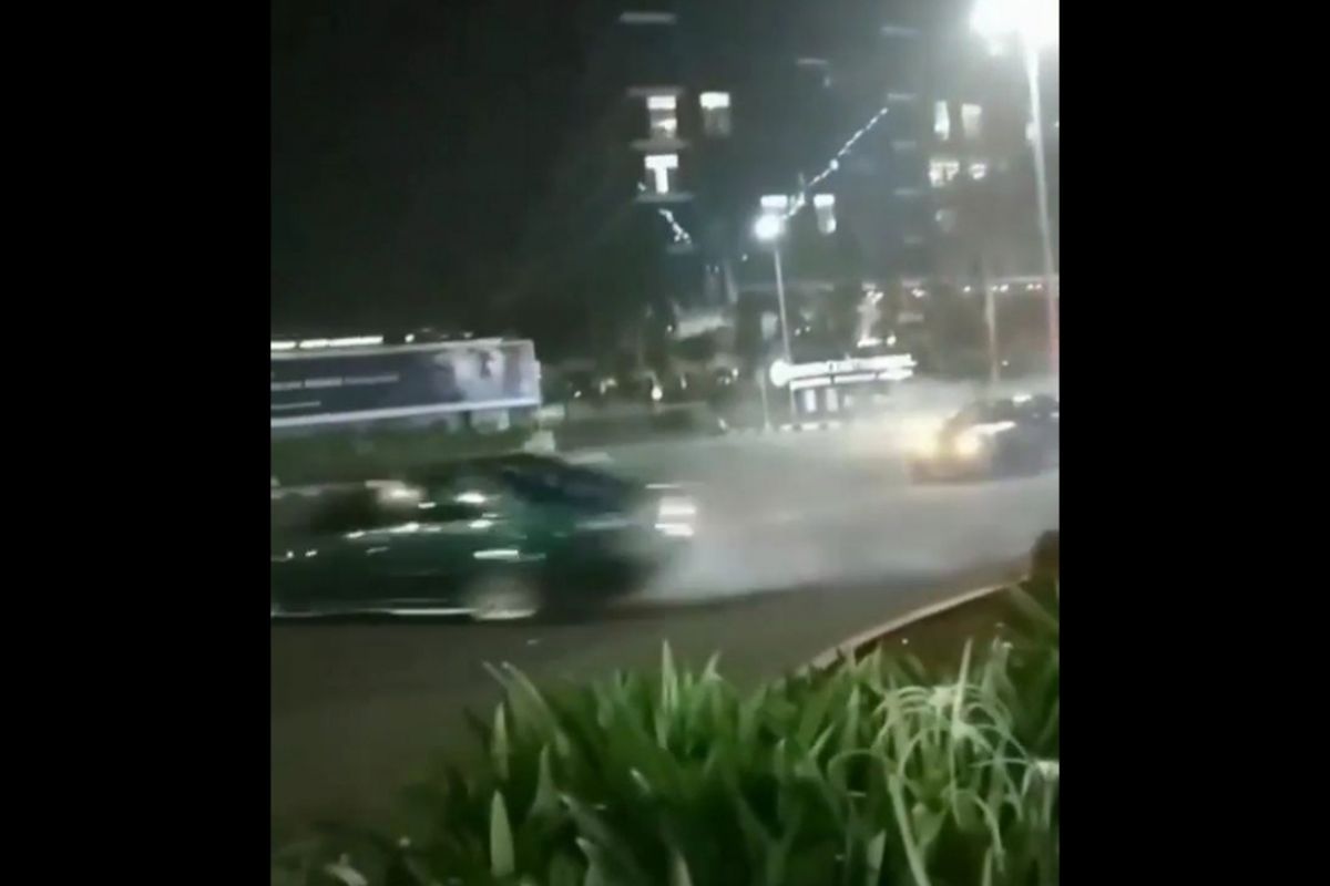 Tampak sejumlah pengendara mobil beraksi drifting di Kawasan Pondok Indah Mal, Jakarta Selatan, Jumat (15/2/2019).