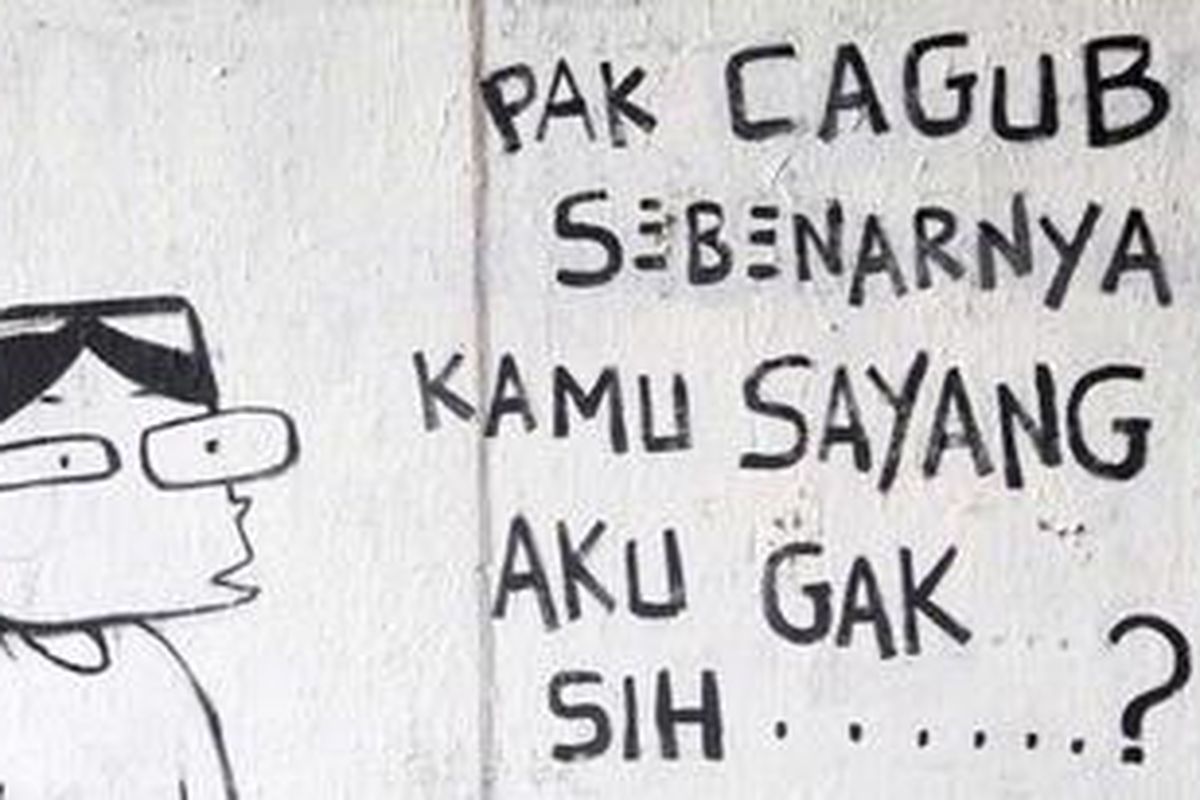 Pengendara kendaraan bermotor melintas di depan poster yang berisi pertanyaan kepada Calon Gubernur (Cagub) yang dipasang Masyarakat Peduli Pilkada DKI di Dukuh Atas, Jakarta Pusat, Rabu (19/9/2012). Pemilih kini makin aktif dan kritis dalam memilih kepala daerahnya karena menentukan nasib kota Jakarta selama lima tahun ke depan. 