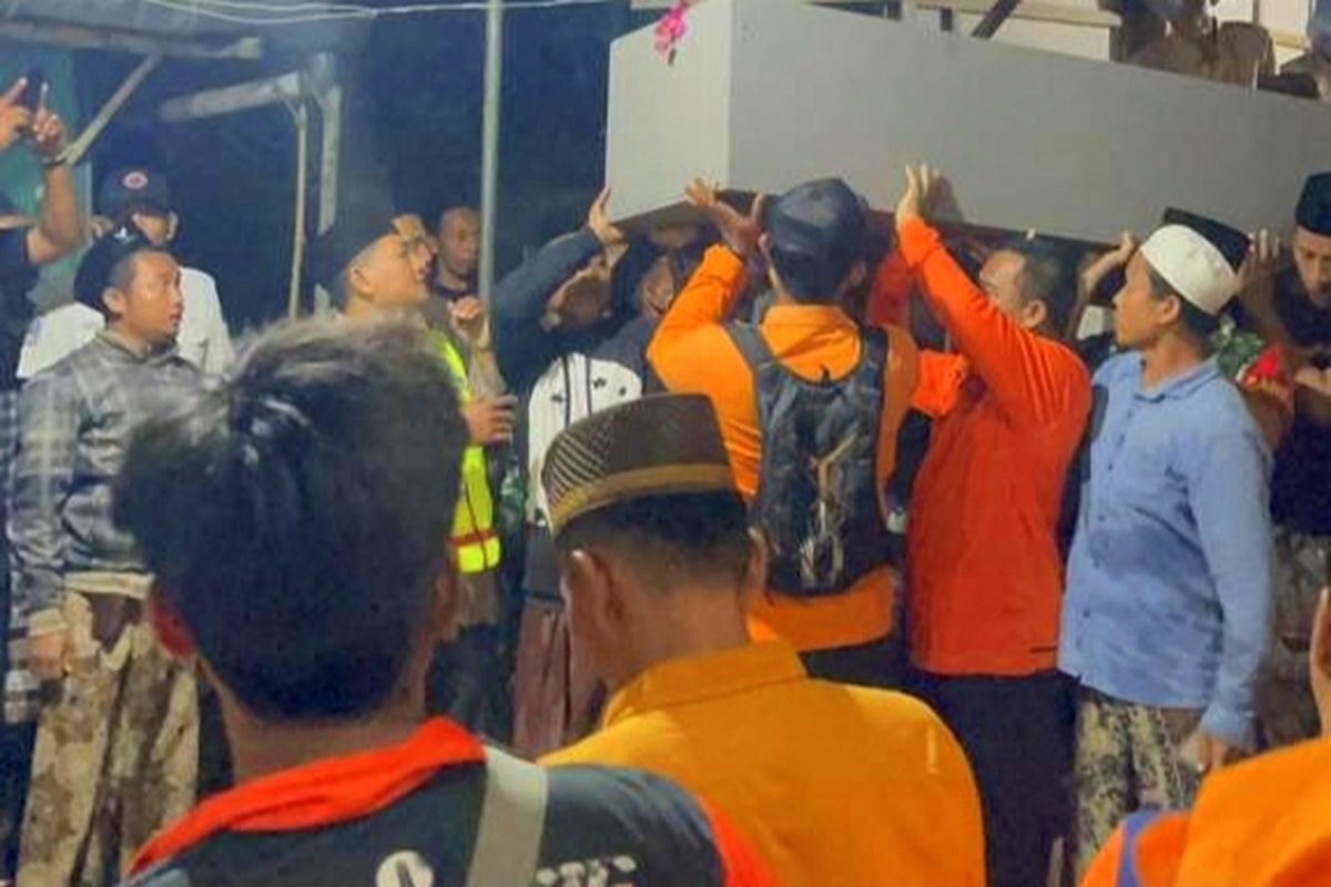 Jenazah Zaki tiba di rumah duka tadi malam, Rabu (15/10/2025). 