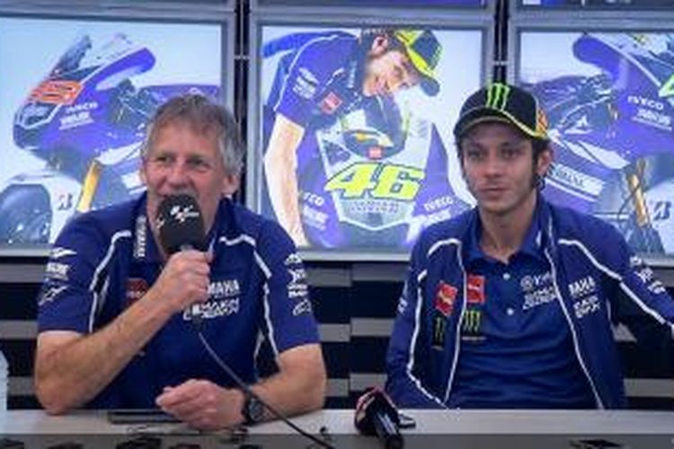 Pebalap Yamaha Factory Racing asal Italia, Valentino Rossi (kanan) dan Jeremy Burgess berbicara kepada media pada konferensi pers, untuk menjelaskan tentang rencana perpisahan mereka mulai musim depan.