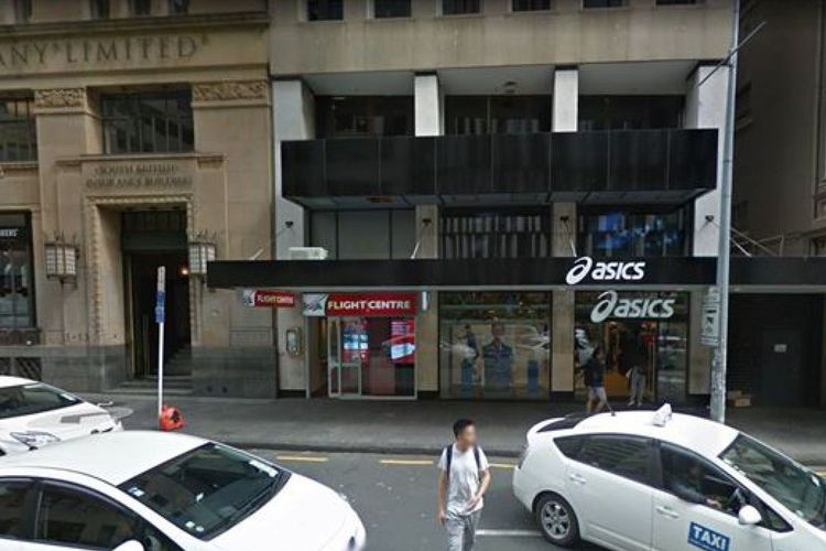Toko olahraga Asics di Auckland, Selandia Baru, dilihat menggunakan Google Street View. Pada Minggu pagi (29/9/2019), toko itu harus meminta setelah layar promosinya menayangkan film porno.
