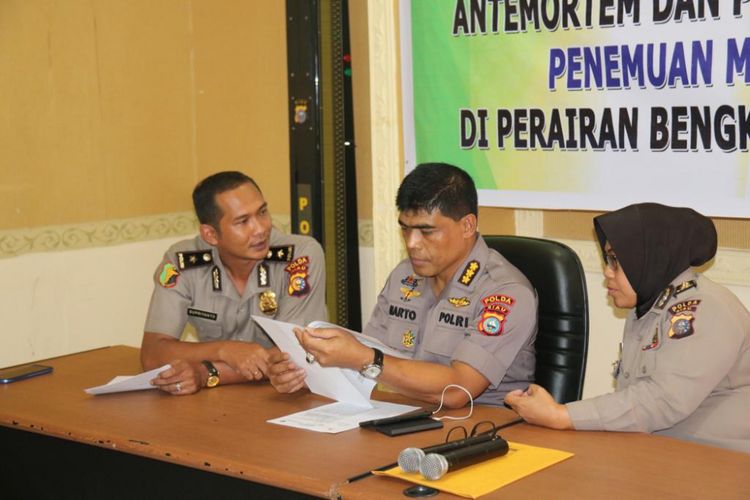 Kabid Humas Polda Riau Kombes Sunarto bersama tim DVI menyampaikan hasil identifikasi jenazah yang ditemukan di perairan Selat Malaka