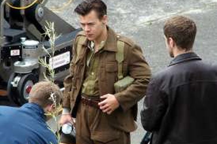 Harry Styles dengan gaya rambut cepak menjalani shooting sebuah film perang.