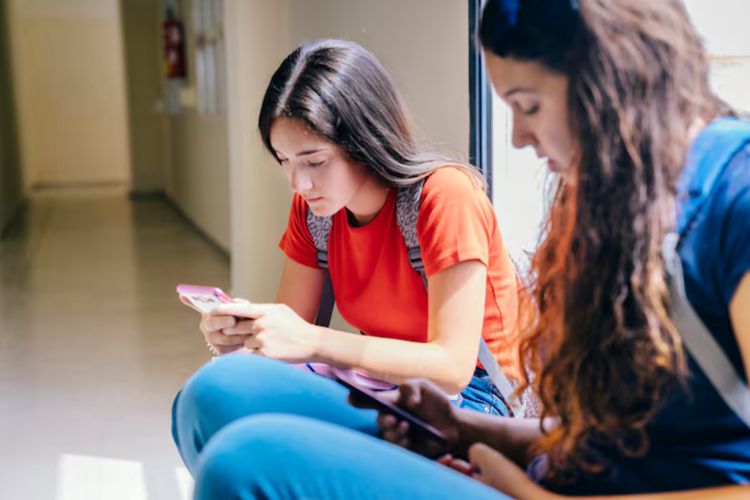 Kasus TAP di Unud jadi pengingat pentingnya empati digital. Psikolog Vera Itabiliana ajak warganet biasakan Pause Before Post.