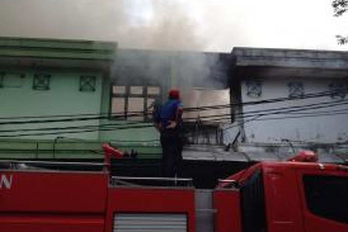 Petugas pemadam kebakaran berusaha mencari titik api dari kebakaran di beberapa ruko belakang Serpong Plaza, Pakulonan, Serpong, Rabu (4/3/2015).