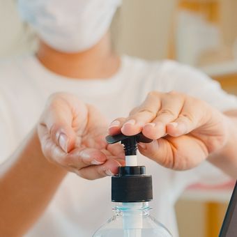 Masker, sabun cair, dan hand sanitizer merupakan beberapa produk kesehatan yang banyak dibeli orang secara online selama pandemi Covid-19.