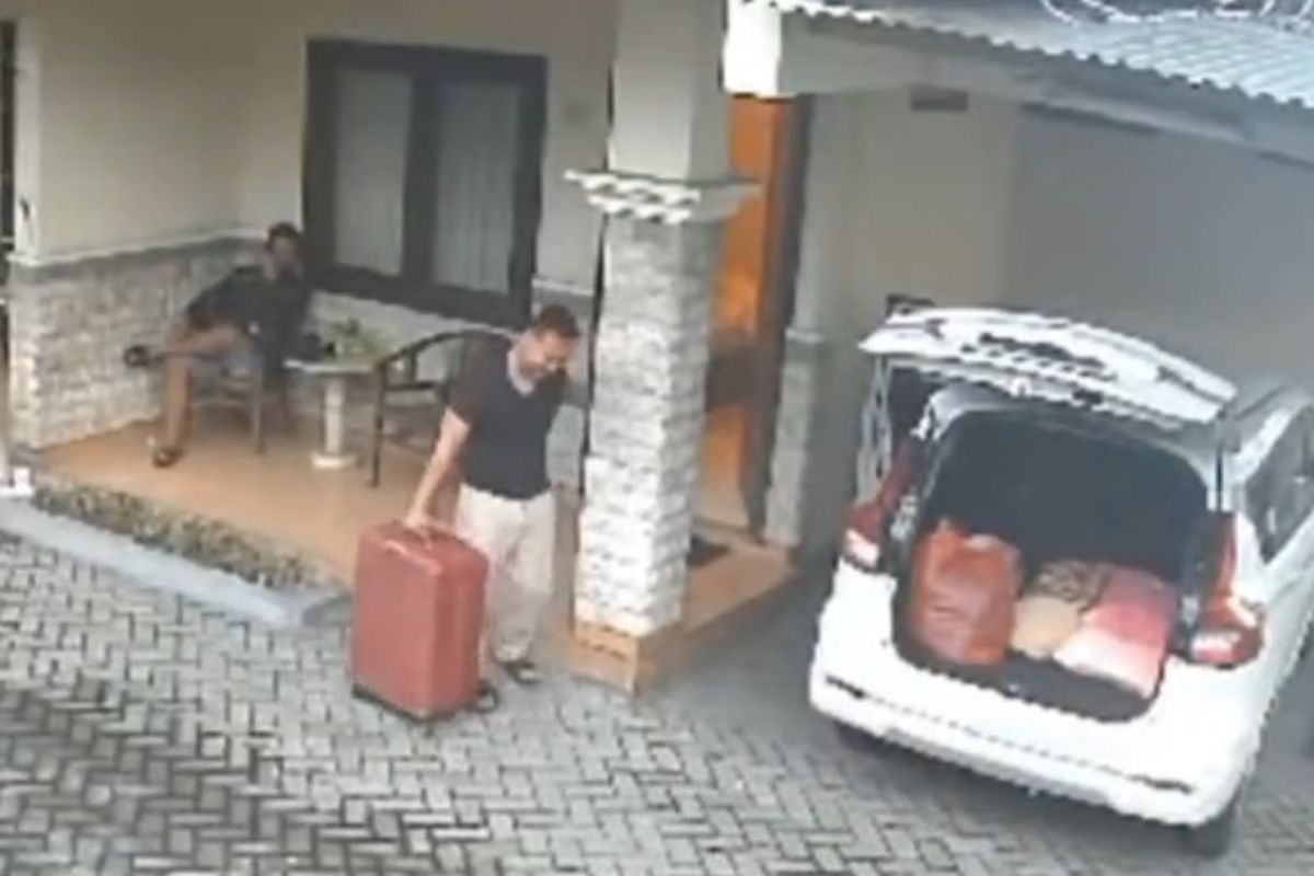 Terlihat sosok kerabat tersangka dalam rekaman cctv kasus mutilasi mayat dalam koper di Ngawi, Kamis (20/1/2025)