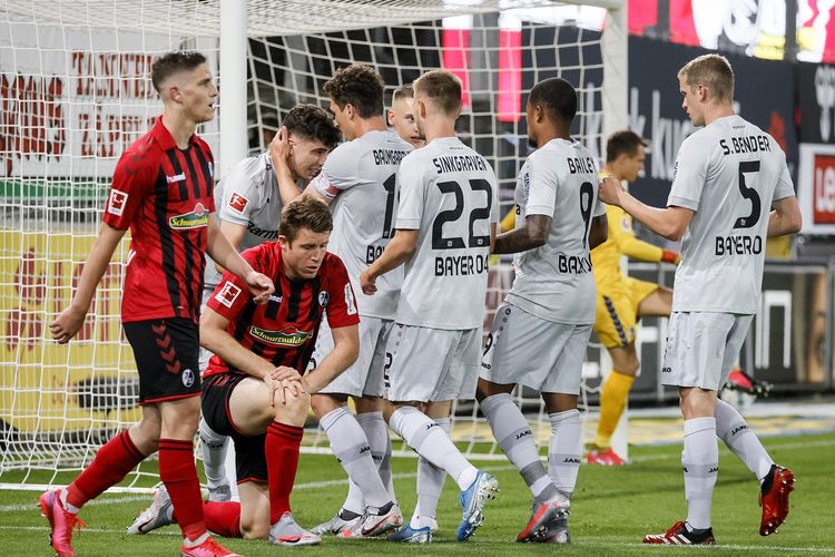 Gelandang Leverkusen Jerman Kai Havertz (2nd L) merayakan dengan rekan satu timnya setelah mencetak skor 1-0 selama pertandingan sepak bola divisi satu Bundesliga Jerman SC Freiburg v Bayer 04 Leverkusen pada 29 Mei 2020 di Freiburg, Jerman barat daya.