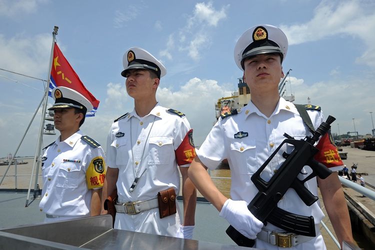 Kru berjaga di atas kapal milik Angkatan Laut China.