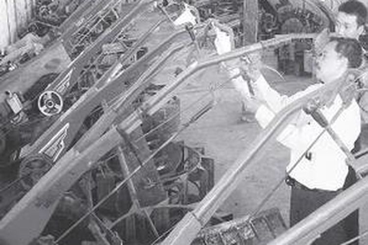 Traktor di gudang Pegadaian Ngawi