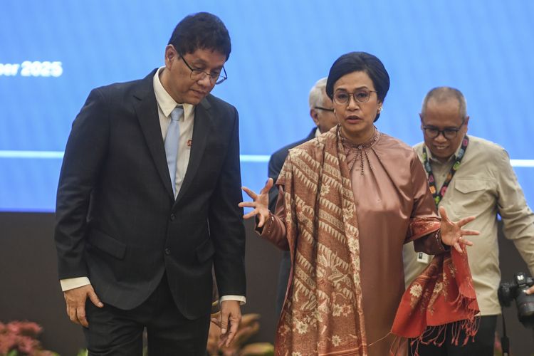 Menteri Keuangan Purbaya Yudhi Sadewa (kiri) berbincang dengan pejabat lama Sri Mulyani Indrawati saat serah terima jabatan  di Kemenkeu, Jakarta, Selasa (9/9/2025). Purbaya Yudhi Sadewa menggantikan Sri Mulyani sebagai Menteri Keuangan usai dilantik oleh Presiden Prabowo Subianto pada Senin (8/9). 