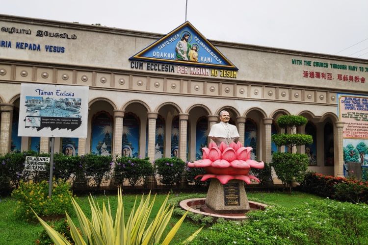 Gereja Graha Maria Annai Velangkanni, bergaya arsitektur Indo Mughal di Medan.